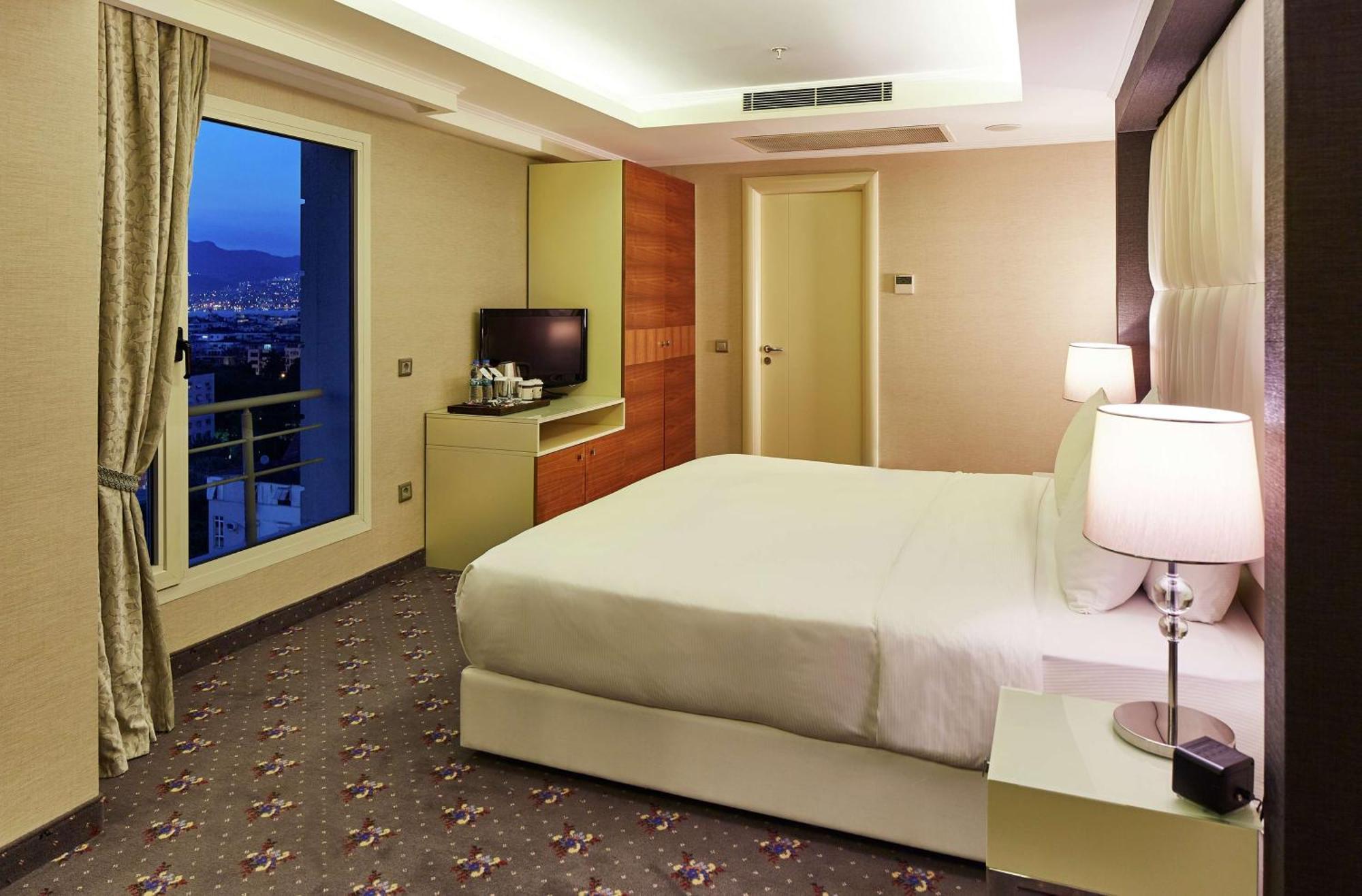 Doubletree By Hilton Izmir - Alsancak Hotel Kültér fotó
