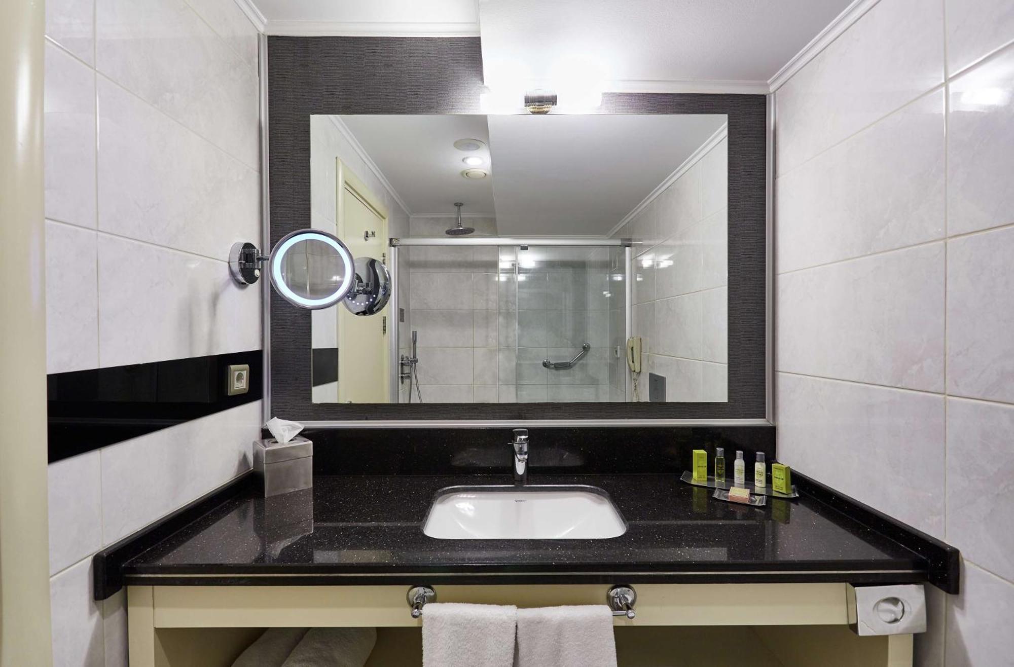 Doubletree By Hilton Izmir - Alsancak Hotel Kültér fotó